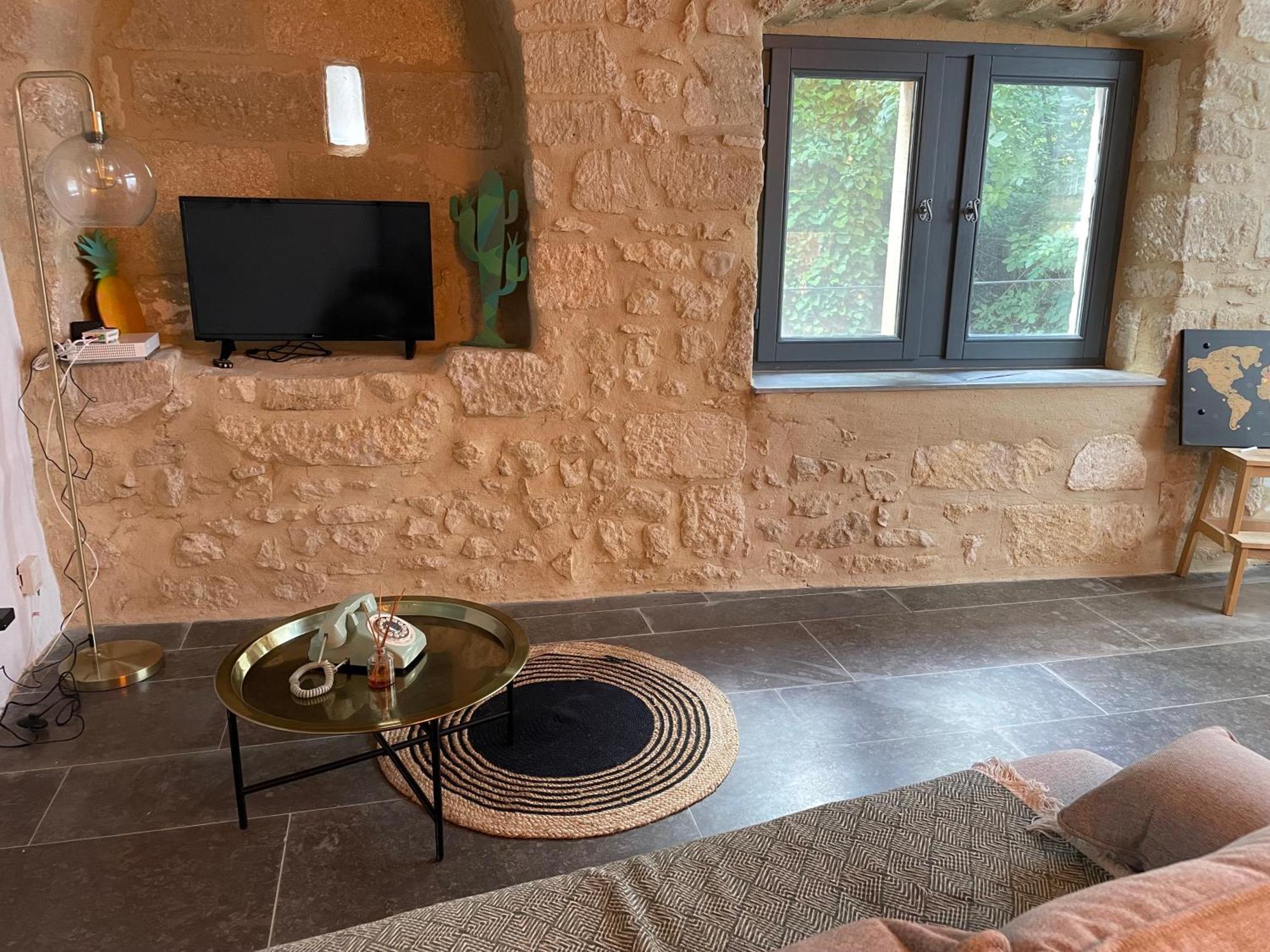 Charmante Maison De Village Collias Экстерьер фото