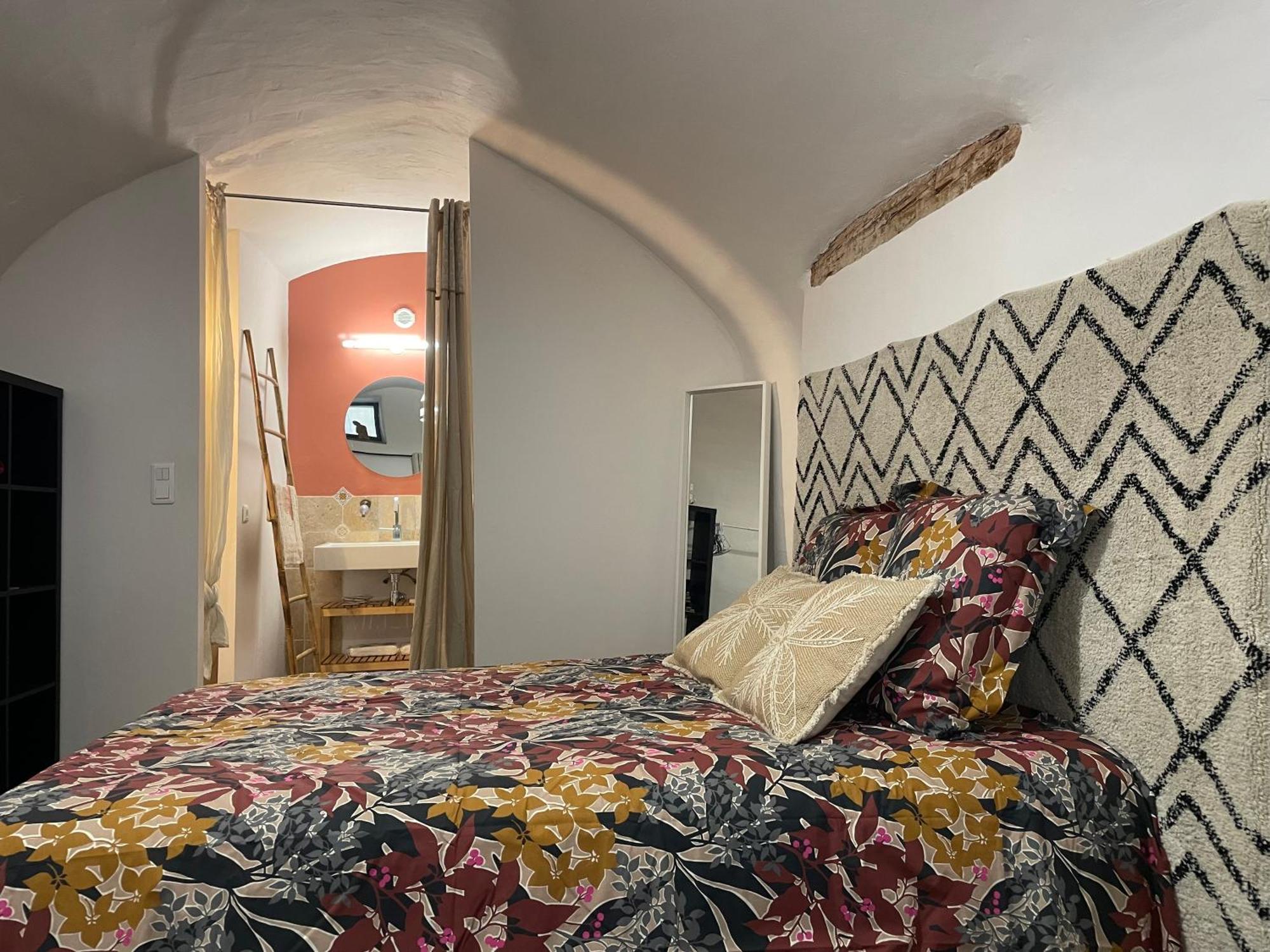Charmante Maison De Village Collias Экстерьер фото